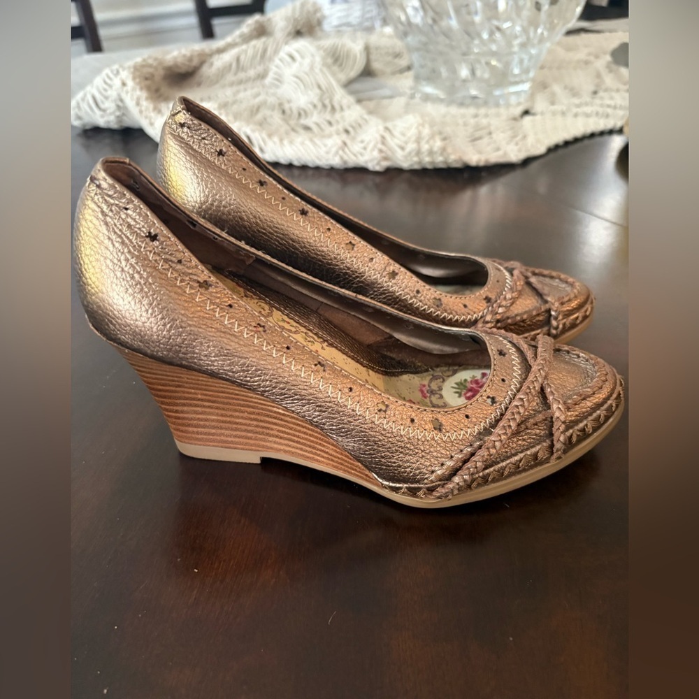 ANTHROPOLOGIE Seychelles Gold Leather Braided Star Trim wedgeWood Heel size 6